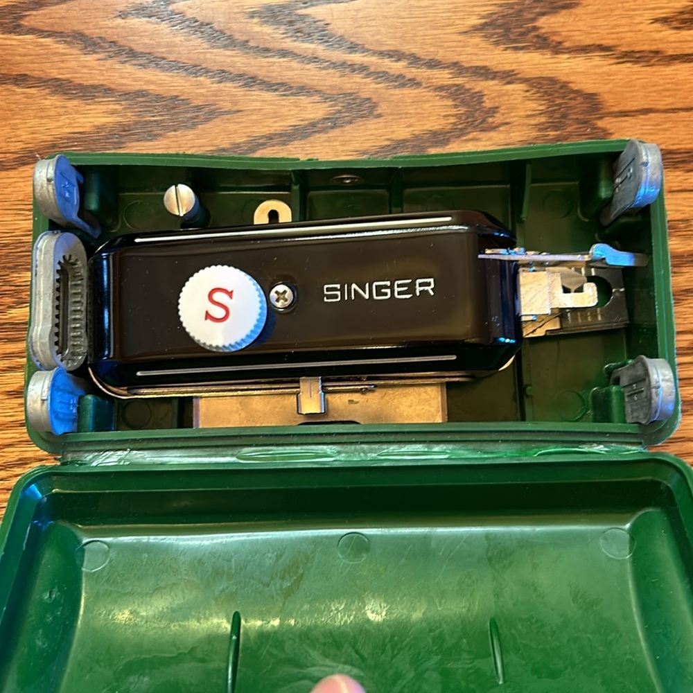 Vintage 1948 Singer Buttonholer w/ 5 button templates and Green Case #160506